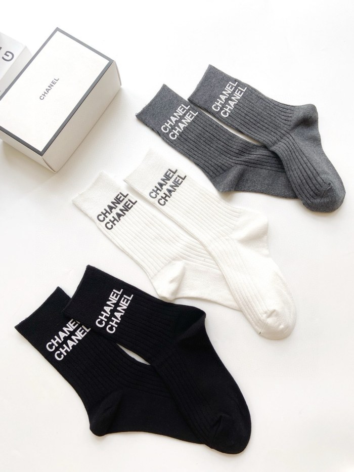 【限定】 シャネル 激安偽物 クラシックアルファベットロゴコットンミッドソックスふくらはぎソックス