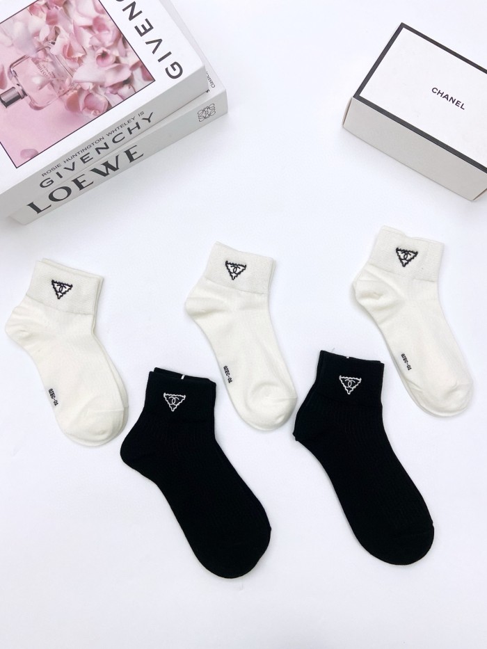 【限定】シャネル n級品 の定番アルファベットロゴ純綿ショートソックス