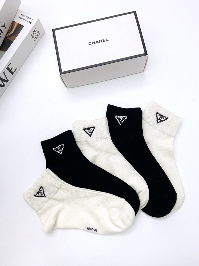 【限定】シャネル n級品 の定番アルファベットロゴ純綿ショートソックス