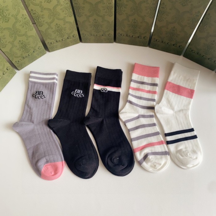 日本未入荷 グッチ コピー の新定番ミドル丈スタッズソックス