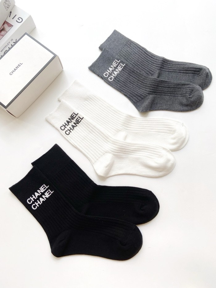 【限定】 シャネル 激安偽物 クラシックアルファベットロゴコットンミッドソックスふくらはぎソックス