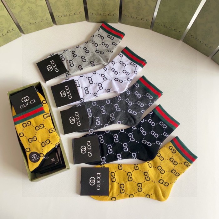 稀少 グッチ 激安通販 の新定番ミドル丈スタッズソックス