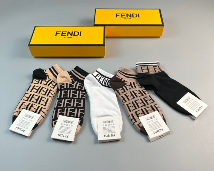★超人気 フェンディ コピー の新定番中短タイプスタッズソックス
