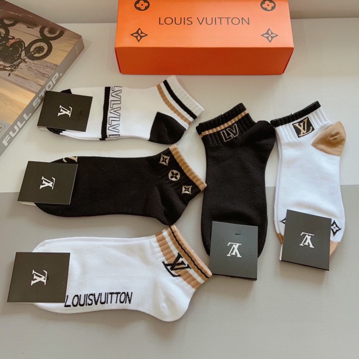 超奇跡の入荷☆ ルイヴィトン コピー 定番アルファベットロゴの中筒靴下