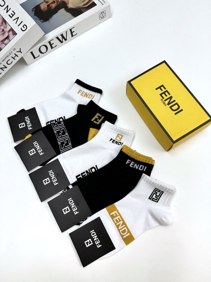 稀少 フェンディ n級品 定番アルファベットロゴコットンソックス