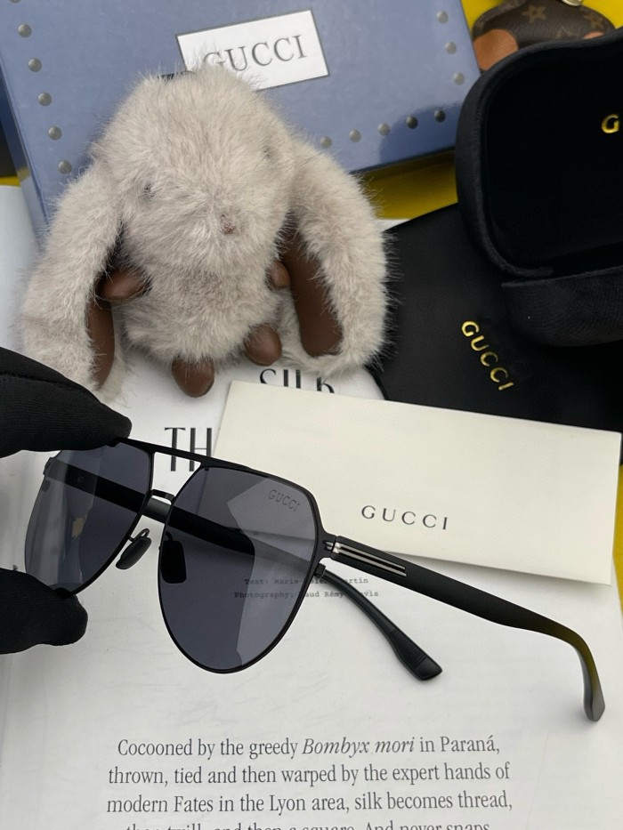 入手困難 グッチ 激安通販 男性モデルのきらびやかなパイロット偏光サングラス2色