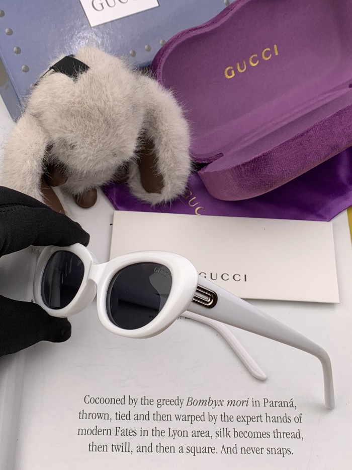 入手困難 グッチ コピー Gucci定番のフレームデザインで3色