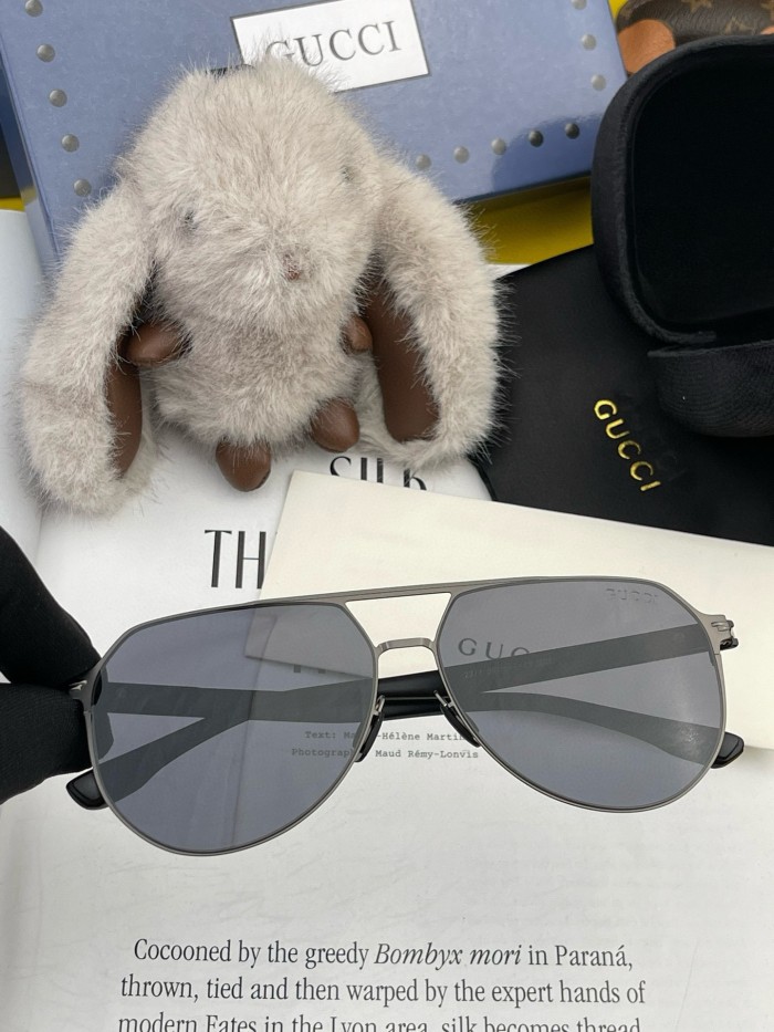入手困難 グッチ 激安通販 男性モデルのきらびやかなパイロット偏光サングラス2色