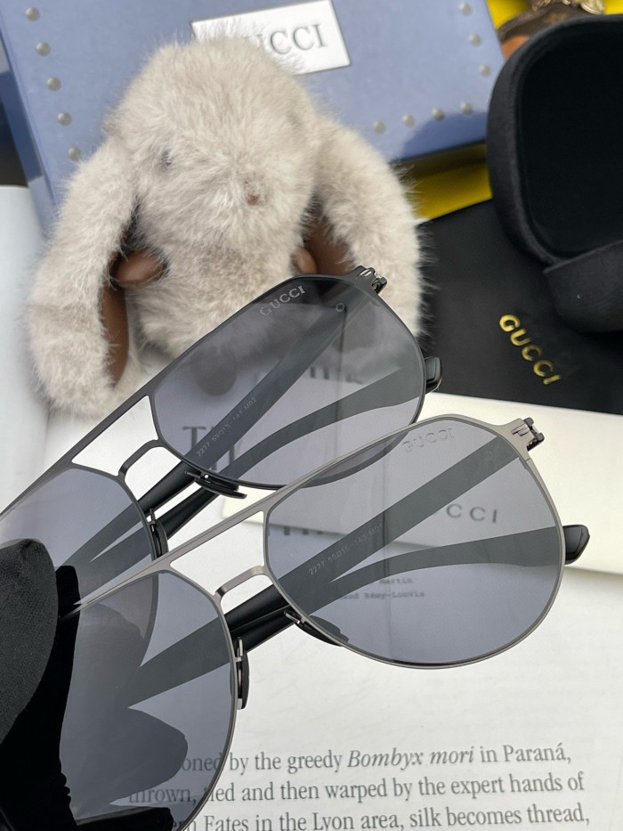 入手困難 グッチ 激安通販 男性モデルのきらびやかなパイロット偏光サングラス2色