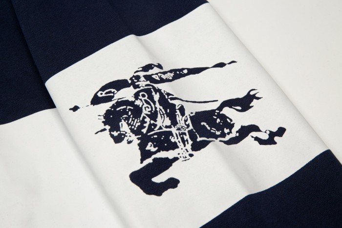 【限定】バーバリー n級品 24前後のビッグストライプ戦馬丸首衛衣