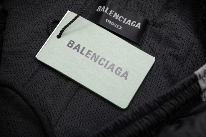 【話題商品！】バレンシアガ 激安偽物 24 SSランウェイモデル3 Bシリーズ刺繍黒灰継ぎ目ワイド脚ストレートパンツスポーツスーツ