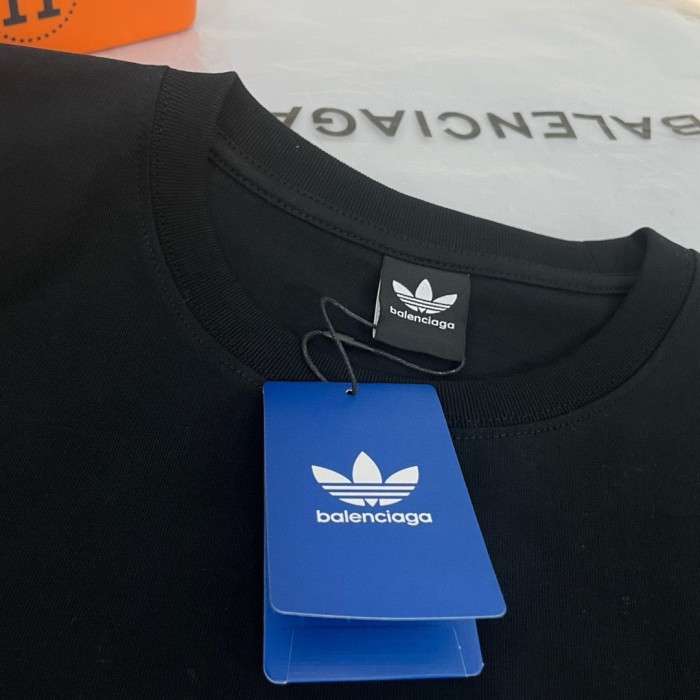 超奇跡の入荷☆ バレンシアガ スーパーコピー &adidas®2024新しい偽の丸首の衛衣