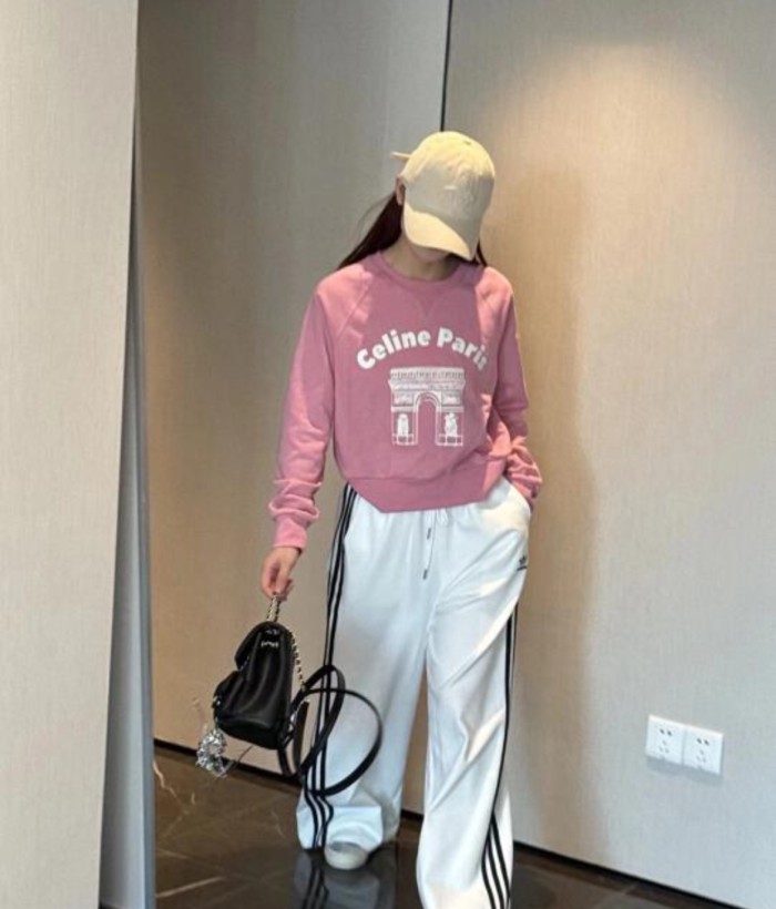 超奇跡の入荷☆ セリーヌ n級品 24 ssイニシャルロゴプリントショート丈丸首衛衣
