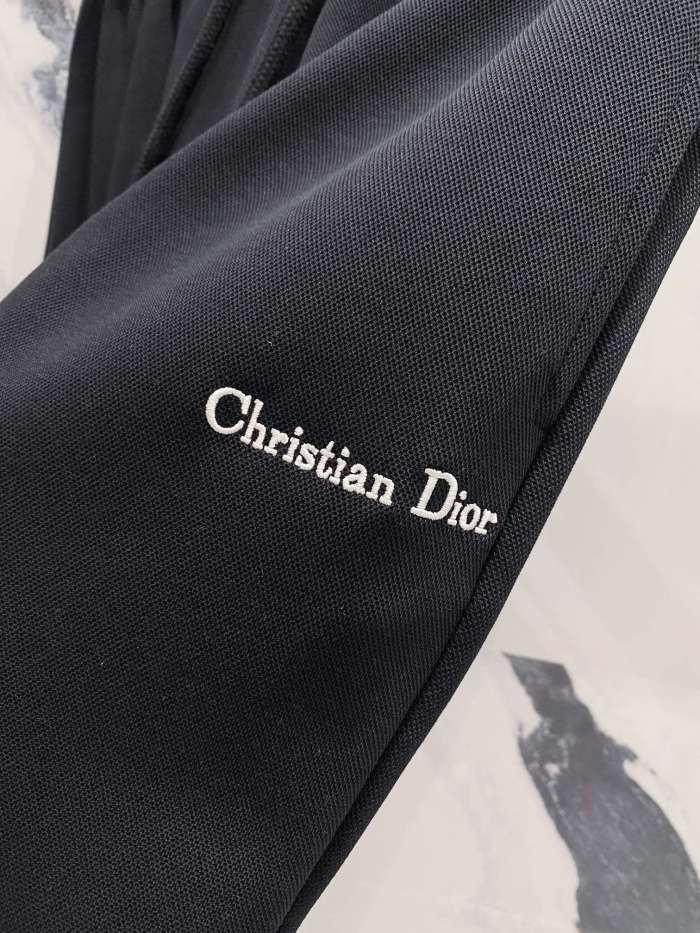 【話題商品！】ディオール 激安通販 の前後にシルバーのアルファベットのシンプルな刺繍🪡LOGOロゴ長ズボン