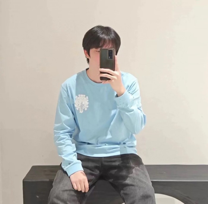 入手困難 クロムハーツ コピーおすすめ サンスクリット大宝剣プリントブルーカップル長袖Tシャツ