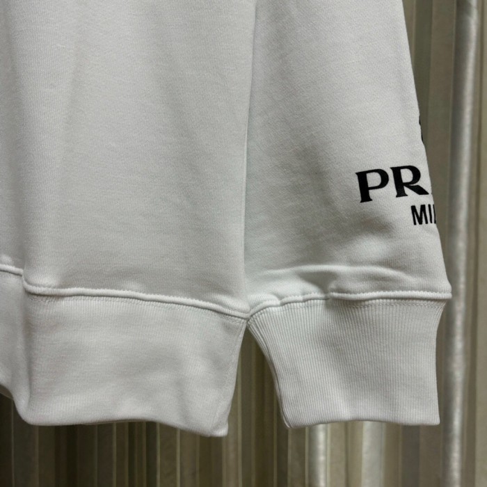 日本未入荷 プラダ 偽物通販 2024秋冬新作メタル三角標刺繍ラウンドネックパーカー下着