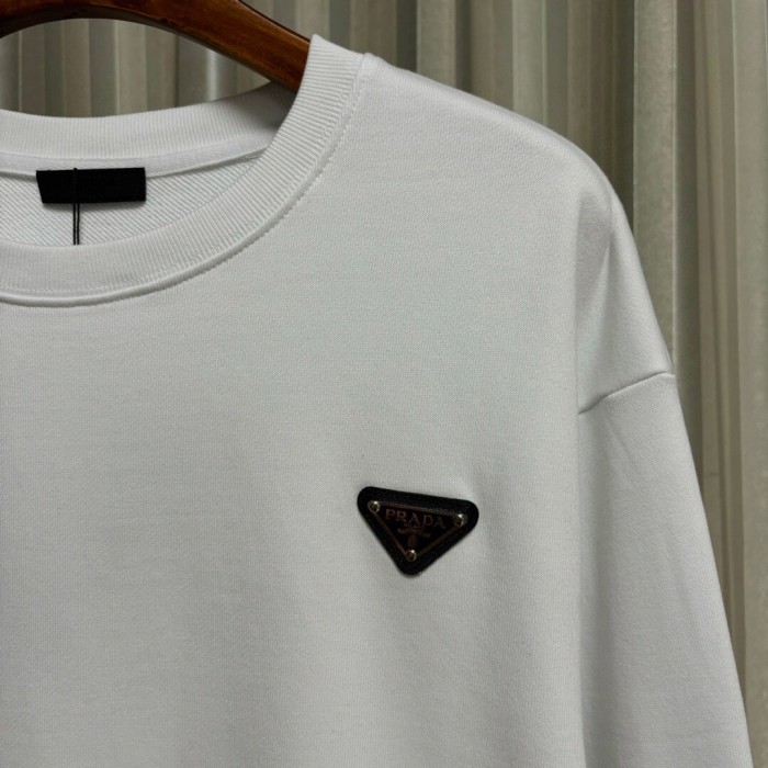 日本未入荷 プラダ 偽物通販 2024秋冬新作メタル三角標刺繍ラウンドネックパーカー下着