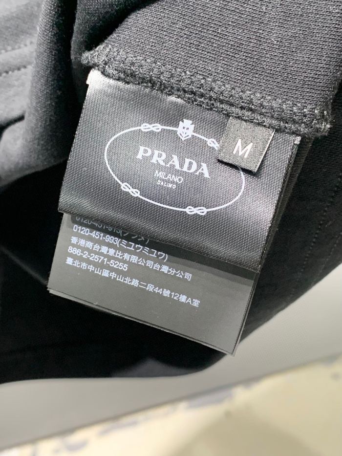 【限定】プラダ コピーおすすめ2024秋冬新作ピーリングポケットラウンドネックパーカー下着ジャケット
