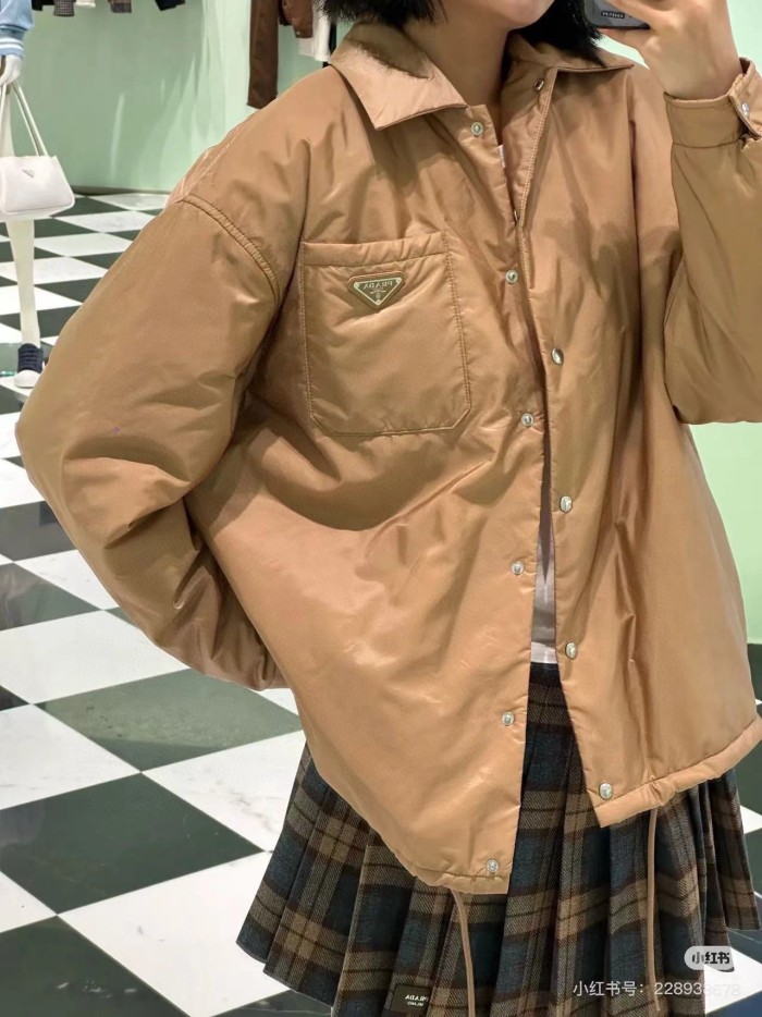 ★超人気 プラダ 激安偽物 三角標ポロネックジャケット