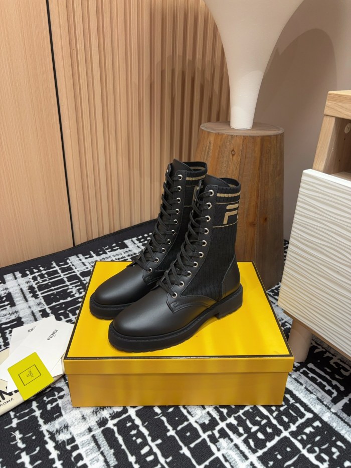 入手困難 フェンディ スーパーコピー バージョンのマーチンブーツ秋冬シリーズ