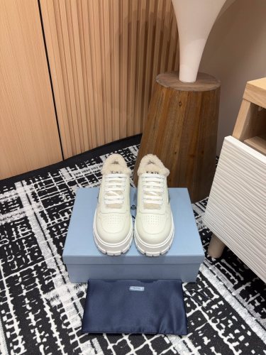 稀少 プラダ コピー 24 Ssウールの厚底ストラップカジュアルシューズ
