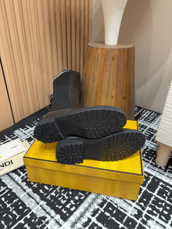 稀少 フェンディ 激安通販 バージョンのマーチンブーツ秋冬シリーズ
