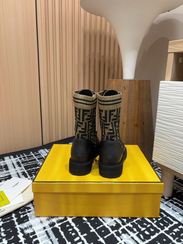 超話題! フェンディ n級品 バージョンのマーチンブーツ秋冬シリーズ
