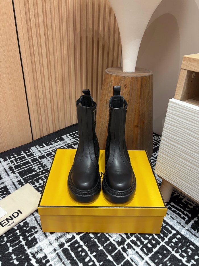 超奇跡の入荷☆ フェンディ コピーおすすめ 厚底ショートブーツ機関車ブーツ