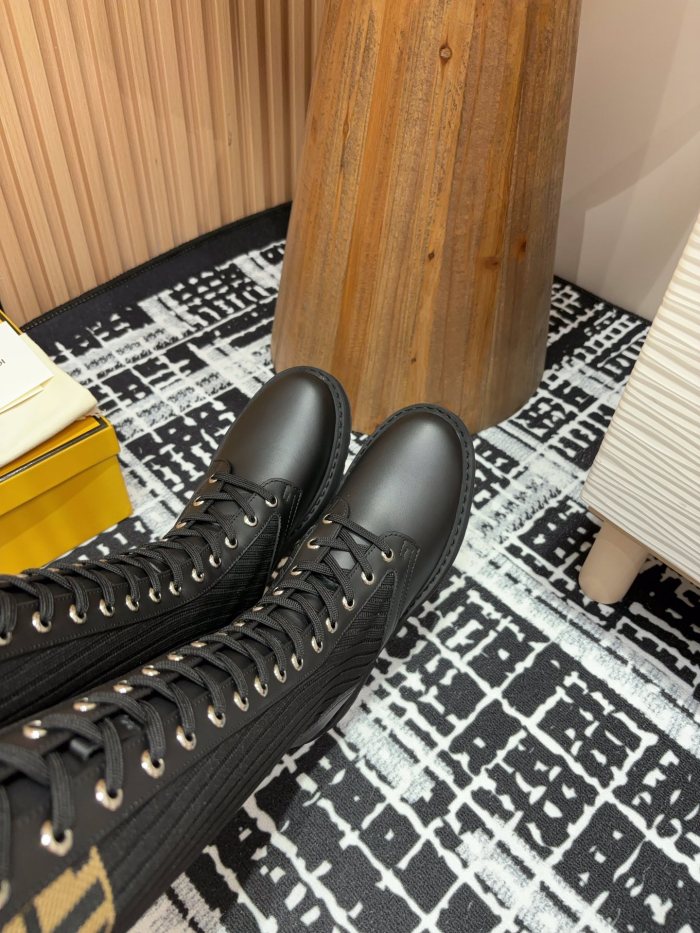 日本未入荷 フェンディ スーパーコピー バージョンのマーチンブーツ秋冬シリーズ