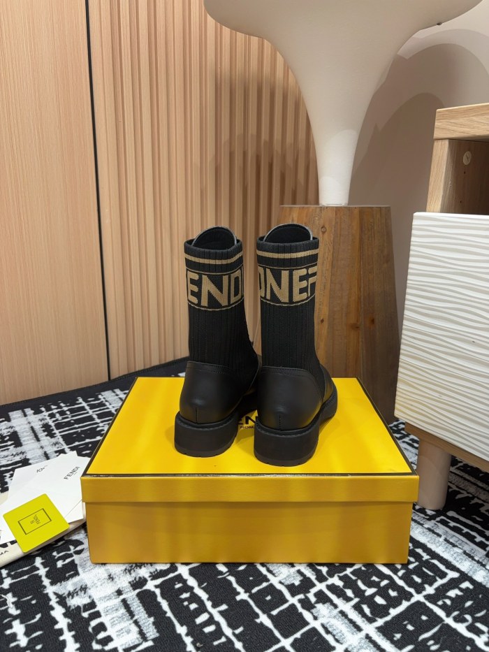 入手困難 フェンディ スーパーコピー バージョンのマーチンブーツ秋冬シリーズ