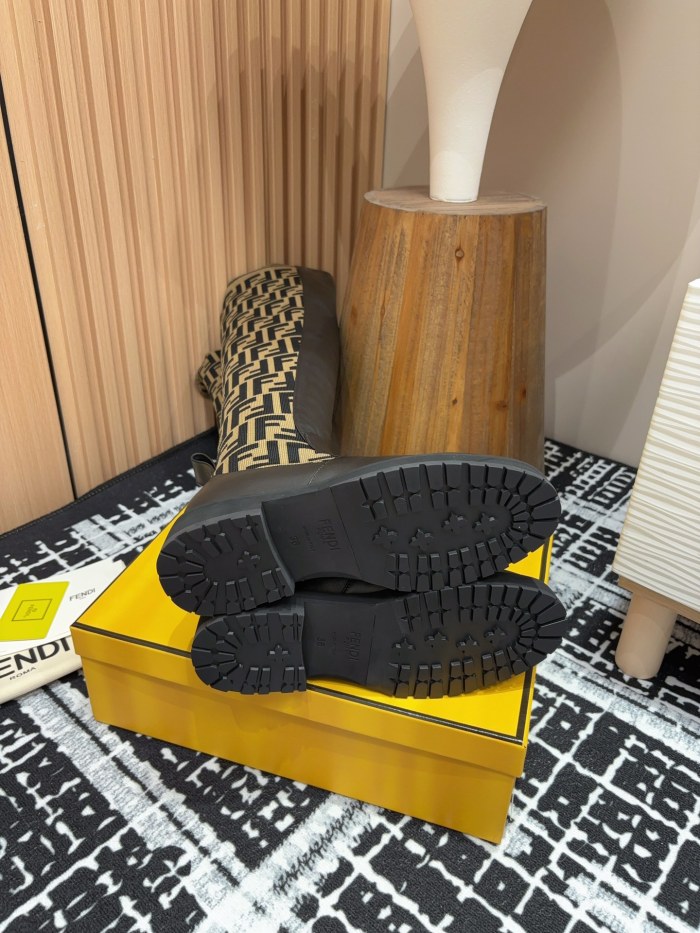 【話題商品！】フェンディ n級品 バージョンのマーチンブーツ秋冬シリーズ
