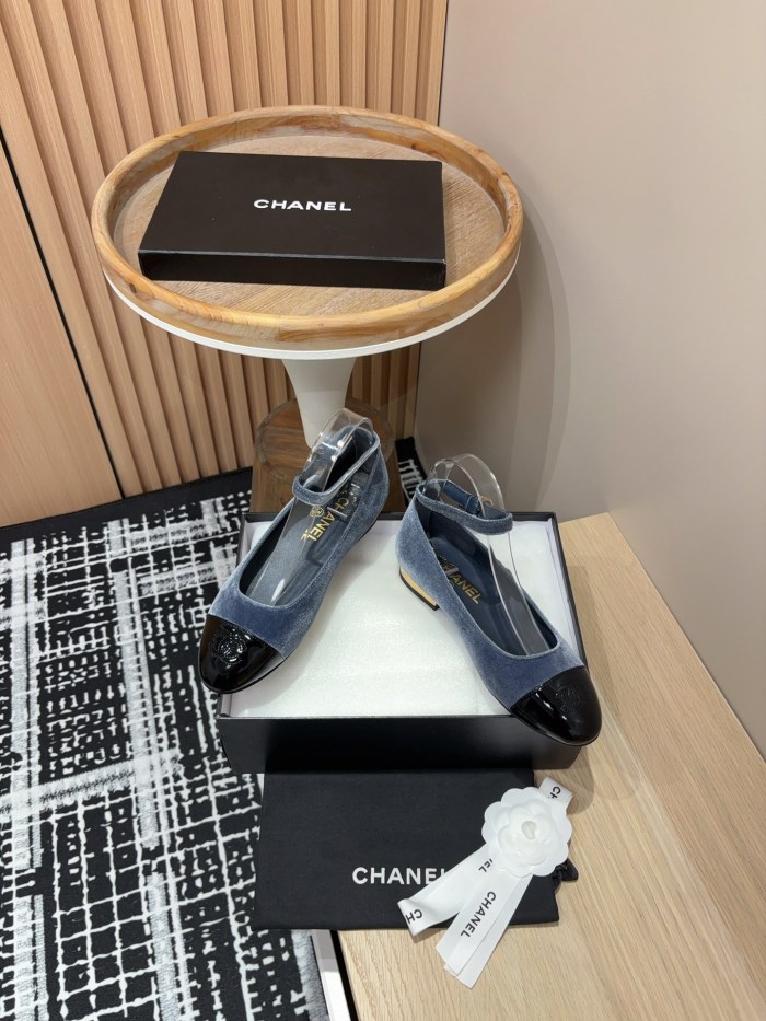 入手困難 シャネル 偽物通販 ダブルCベルベットフラットシングルシューズメアリージェン靴