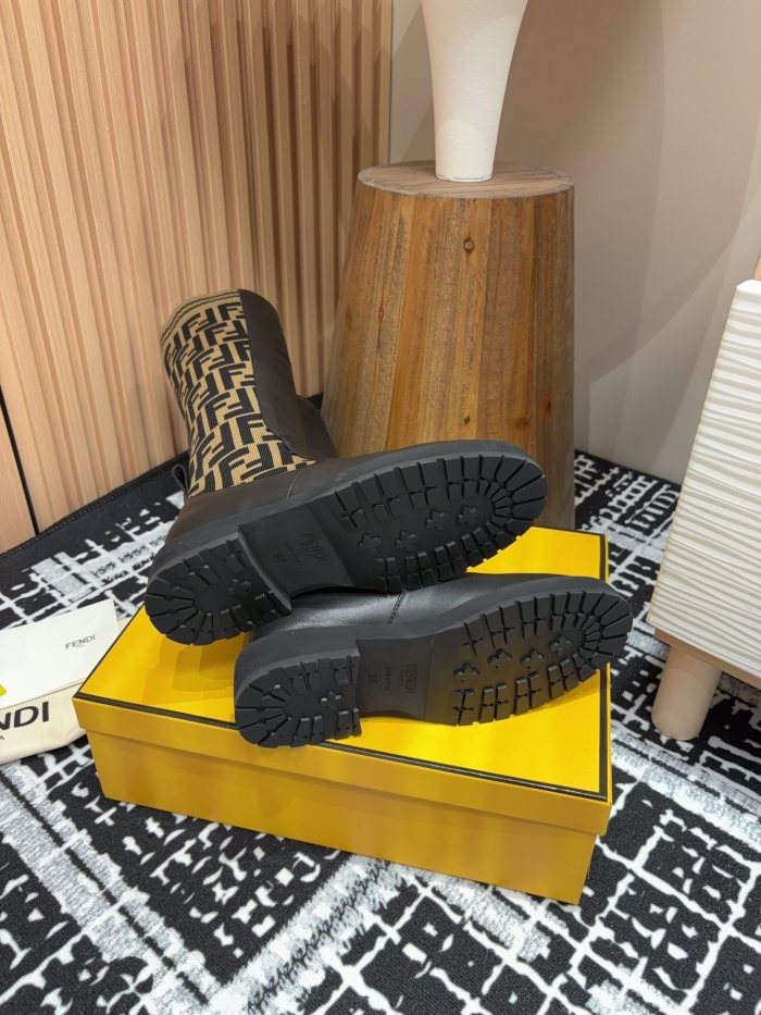 【限定】 フェンディ コピー バージョンのマーチンブーツ秋冬シリーズ