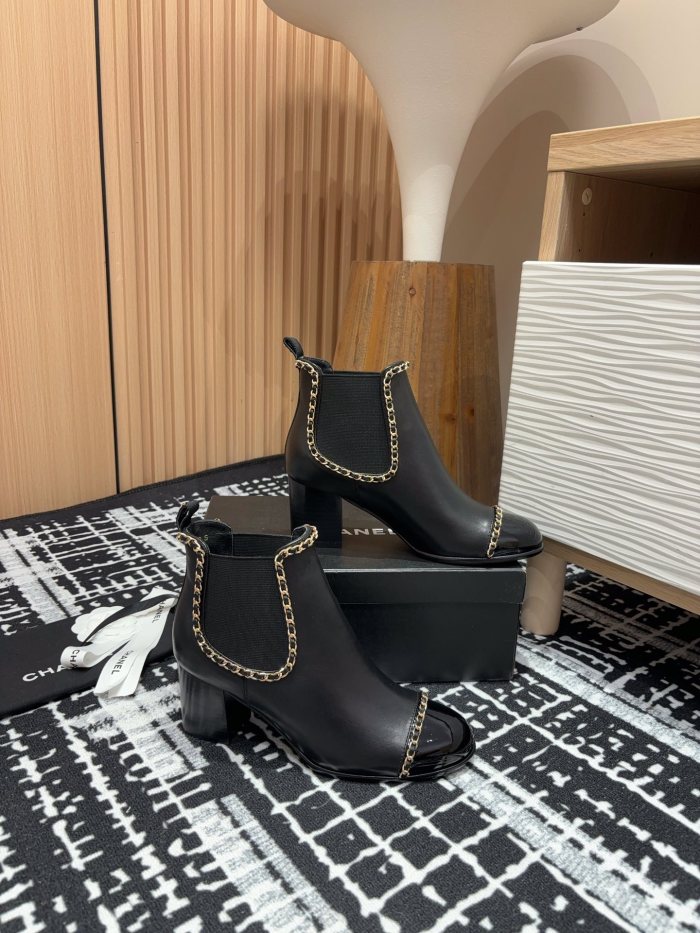 日本未入荷 シャネル 偽物通販 秋冬のリラックスチェーンブーツ