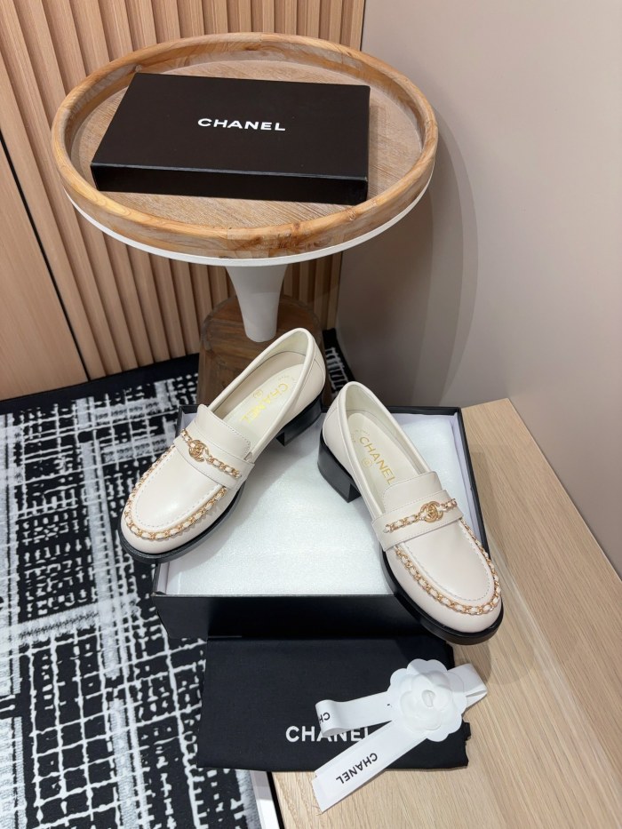 新作 シャネル スーパーコピー 秋冬ちゃんは皮チェーンの楽福靴