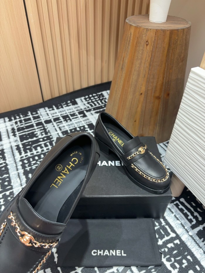 超奇跡の入荷☆ シャネル n級品 秋冬ちゃんは皮チェーンの楽福靴