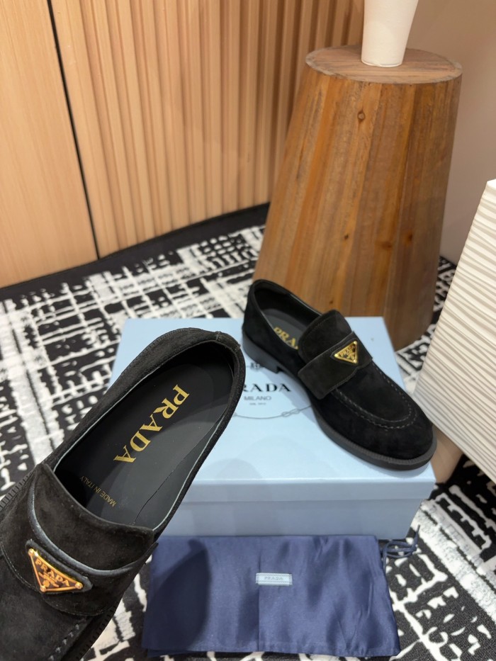 【話題商品！】プラダ 偽物通販 25 Ss早春三角標識羊猄楽福靴