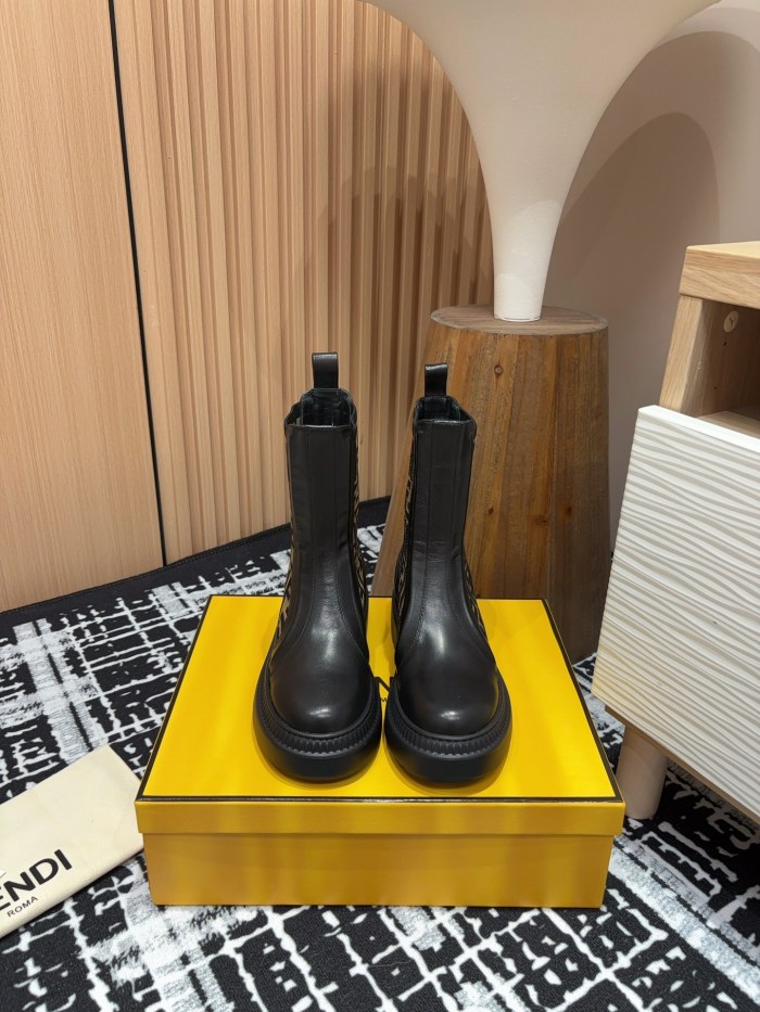 追跡付 フェンディ n級品 厚底ショートブーツ機関車ブーツ