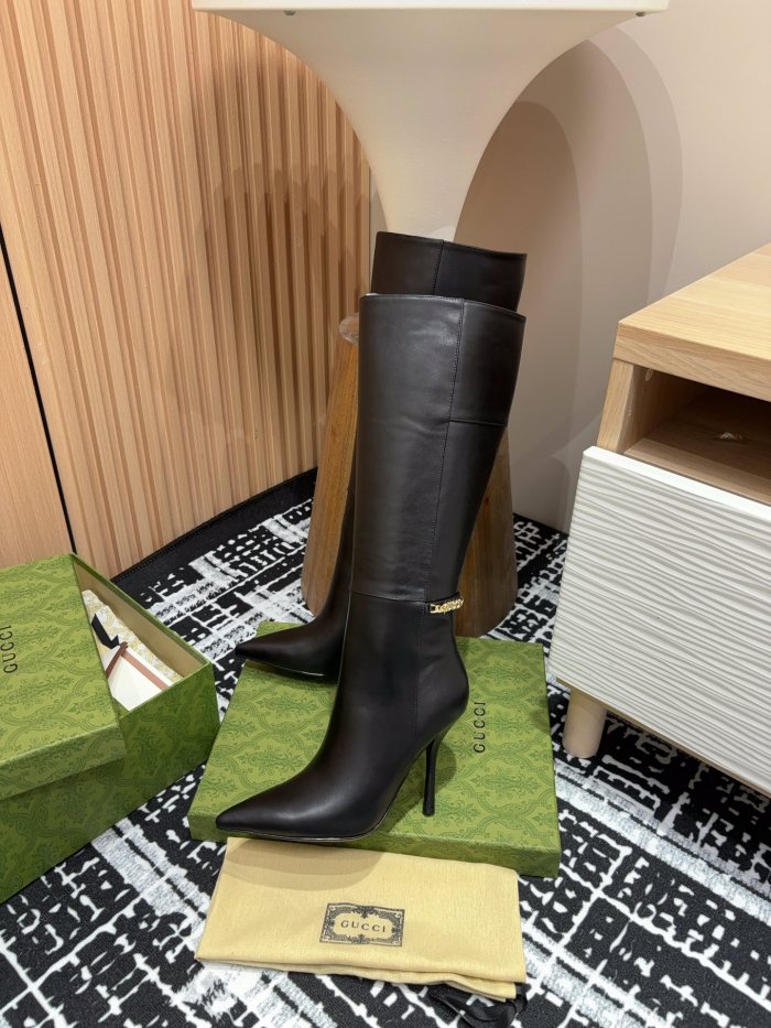 高品質 グッチ n級品 秋冬のスパイク細ヒールチェーンブーツ