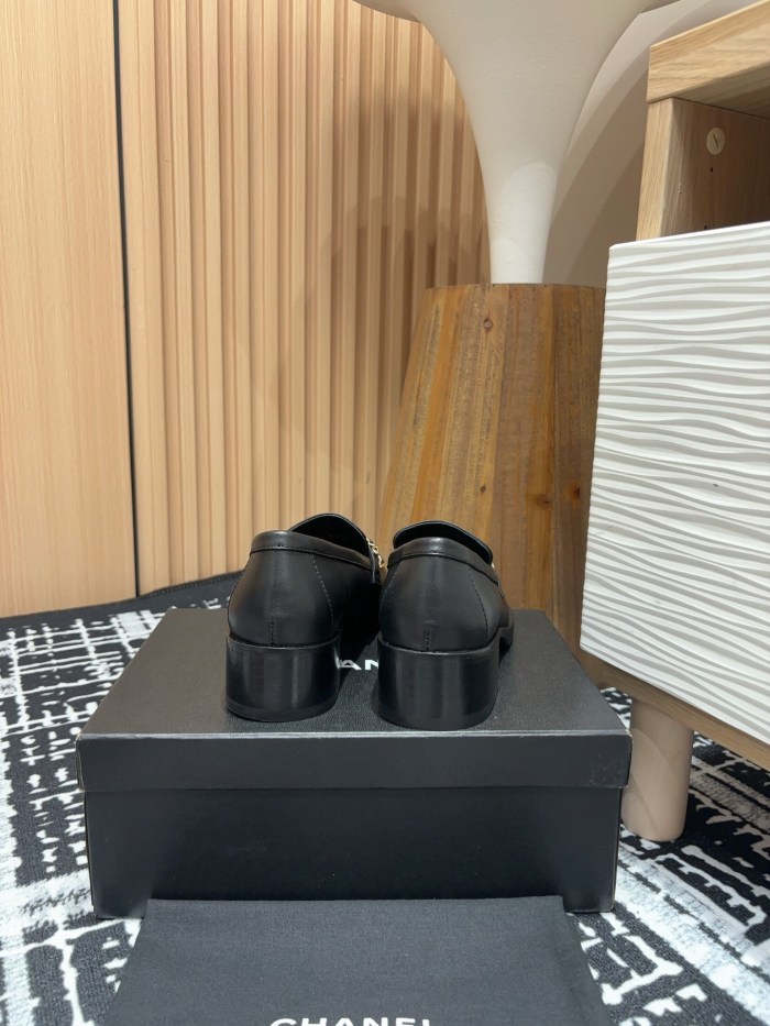 超奇跡の入荷☆ シャネル n級品 秋冬ちゃんは皮チェーンの楽福靴