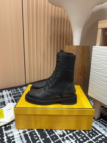 使い勝手良し フェンディ 偽物通販 バージョンのマーチンブーツ秋冬シリーズ
