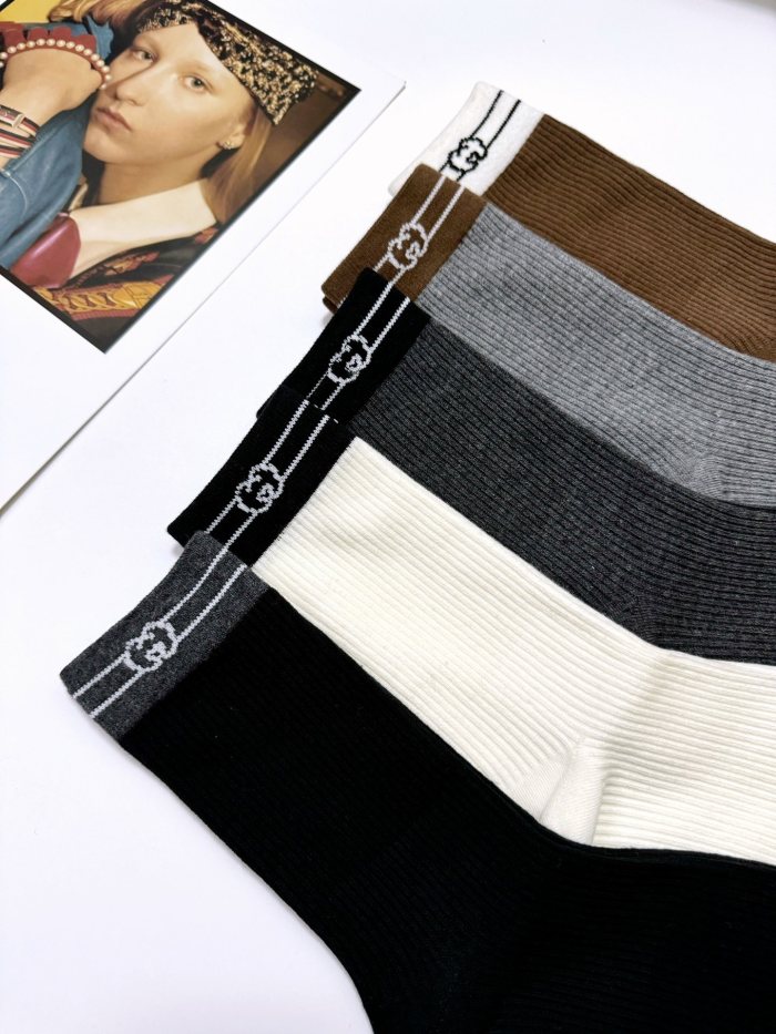 稀少 グッチ コピー クラシックアルファベットロゴの中にストッキング