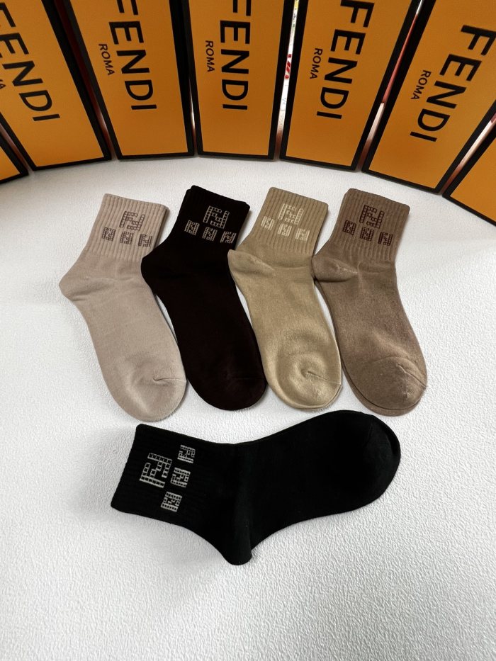 日本未入荷 フェンディ 偽物通販 定番ミドル丈スタッズソックス