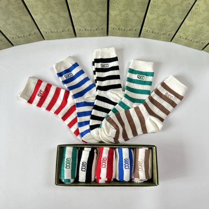 【話題商品！】グッチ 激安偽物 ミドル丈刺繍スタッズソックス