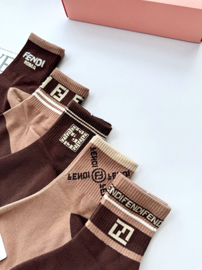 【限定】フェンディ コピーおすすめ 定番アルファベットロゴコットンソックス