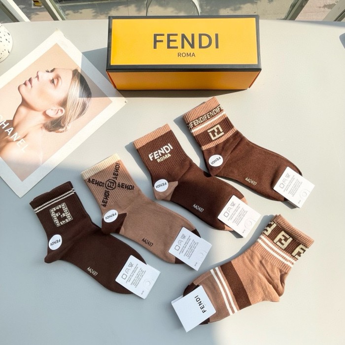 日本未入荷 フェンディ コピーおすすめ の秋冬用中筒靴下