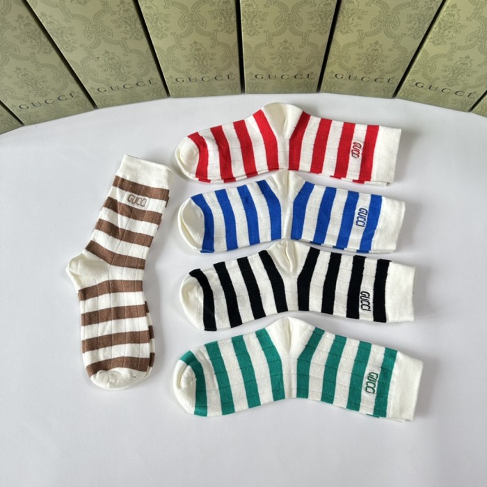 【話題商品！】グッチ 激安偽物 ミドル丈刺繍スタッズソックス
