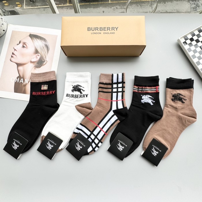 ★超人気 バーバリー n級品 のパグ中筒靴下
