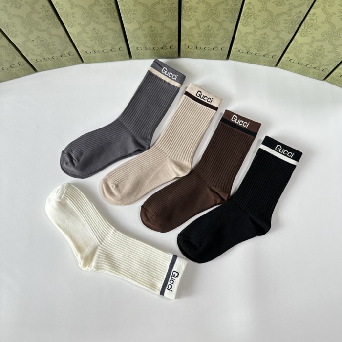 日本未入荷 グッチ n級品 ミドル丈スタッズソックス