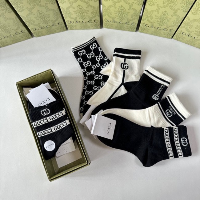 入手困難 グッチ n級品 ミディアムスタッズソックス